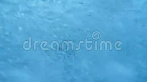 水背景下的气泡缓慢运动按摩浴缸中的气泡视频的预览图