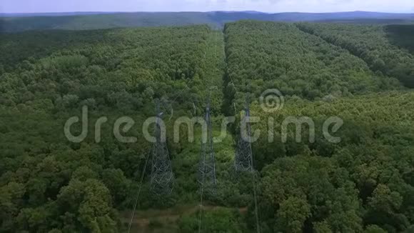 空中观景高压金属柱森林中的高压塔视频的预览图