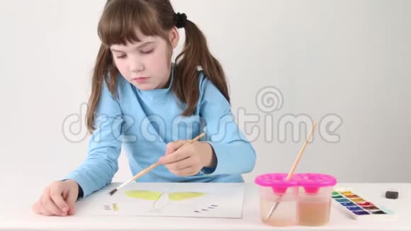 微笑的女孩水彩画蝴蝶在桌子上视频的预览图