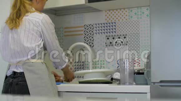 一个女孩正在洗碗视频的预览图