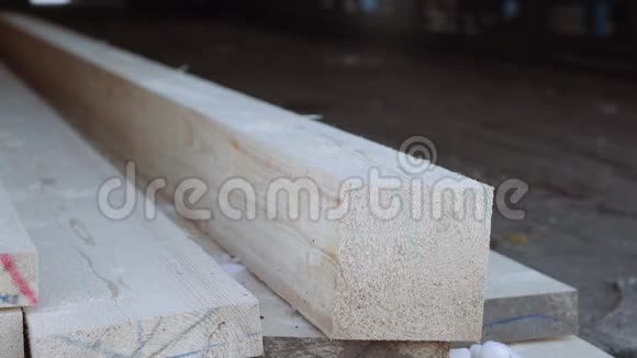 锯木厂仓库木板上的木条视频的预览图