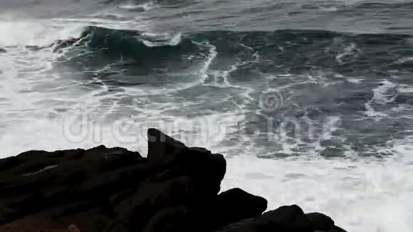 海洋波浪和熔岩海岸Depoe湾俄勒冈快速运动视频的预览图