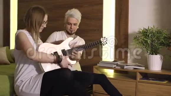 他把吉他给他的女朋友视频的预览图