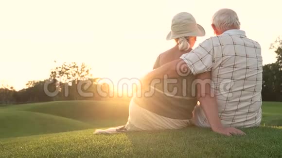 年长夫妇坐在户外后景视频的预览图