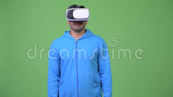 年轻英俊的波斯人用虚拟现实耳机视频的预览图