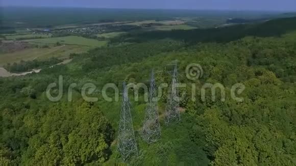 空中观景高压金属柱森林中的高压塔视频的预览图
