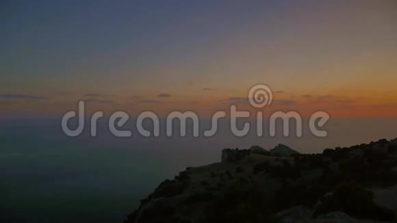 日落时从山上观看视频的预览图
