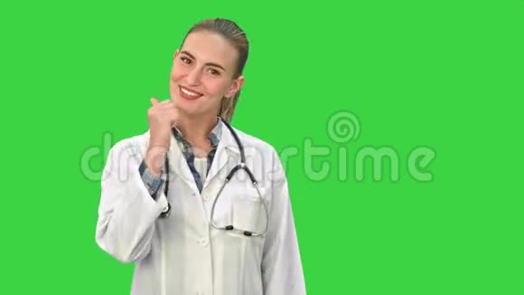 年轻医生女士微笑竖起大拇指用听诊器和实验室看镜头的画像视频的预览图
