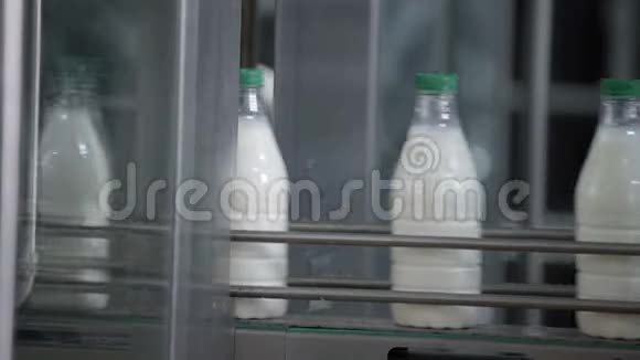 牛奶生产白色塑料瓶运输输送机自动化生产线视频的预览图