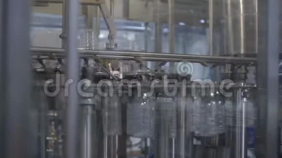 奶生产的包装过程运输的塑料瓶视频的预览图