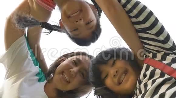 白色背景的幸福亚洲家庭缓慢移动视频的预览图