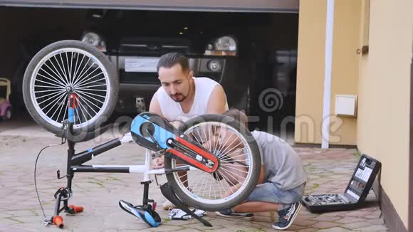 父亲和儿子在家修自行车视频的预览图