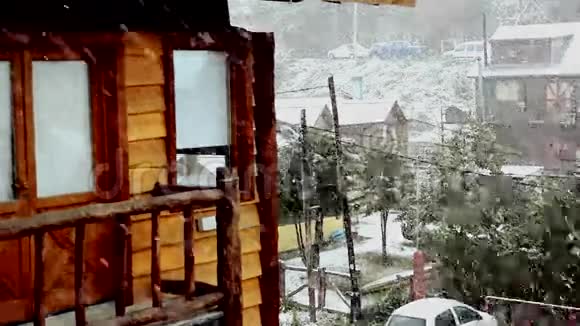 雪中的木制酒店视频的预览图