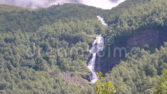 在山上瀑布盖朗格斯特兰达挪威视频的预览图