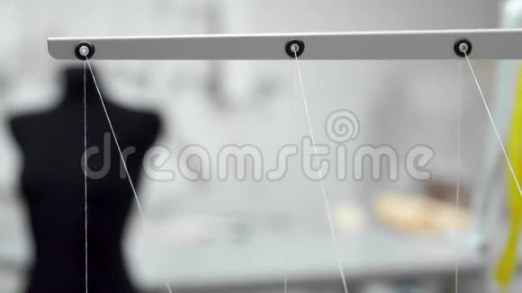 在专业缝纫机上特写三个白色细线的大筒子实时全高清视频视频的预览图