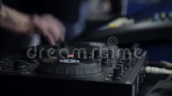 DJ工作DJ的手放在搅拌机上视频的预览图