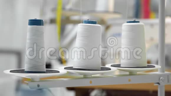在专业缝纫机上特写三个白色细线的大筒子实时全高清视频视频的预览图