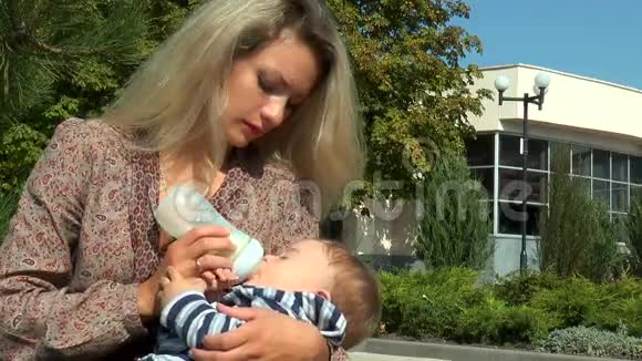 妈妈奶瓶喂宝宝视频的预览图