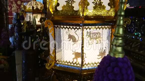 美丽的亚洲灯在寺庙视频的预览图