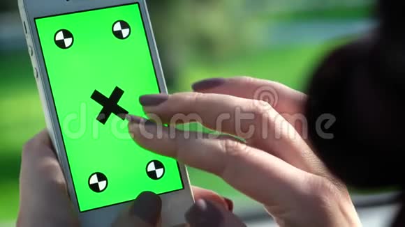 年轻女孩晚上拿着绿色屏幕的智能手机随意的生活方式阳光视频的预览图