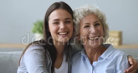 幸福的两代女人在一起看镜头家庭肖像视频的预览图