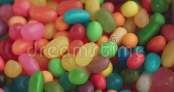 五颜六色的糖果的瀑布视频的预览图