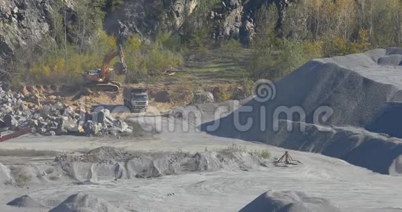 一个采石场里的自卸卡车一个采石场里的一块石头一个采石场里的黄色装载的自卸卡车工作过程视频的预览图