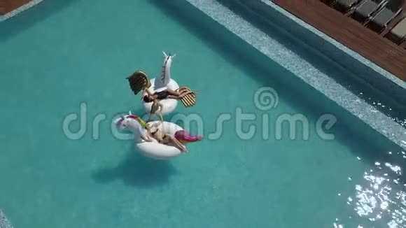 女朋友在炎热的夏天晒日光浴比基尼女郎在泳池充气床垫上放松视频的预览图