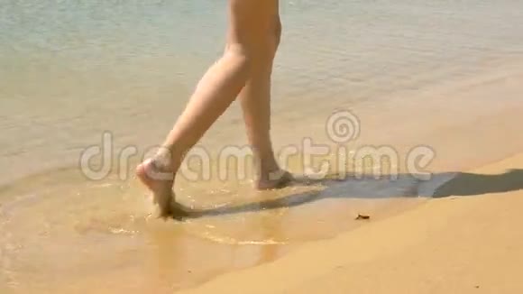 腿的女孩上了海水高清高清视频的预览图