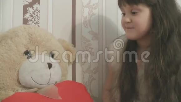 漂亮的女孩在玩泰迪熊鼻子视频的预览图