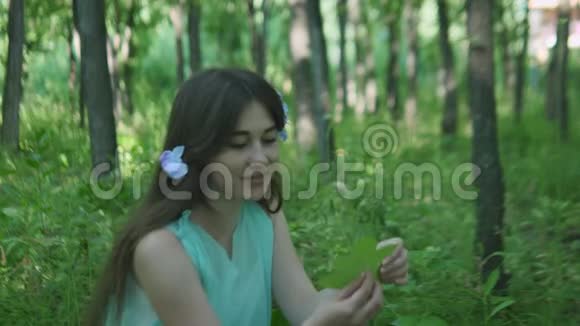 森林中的模范女孩的肖像照视频的预览图