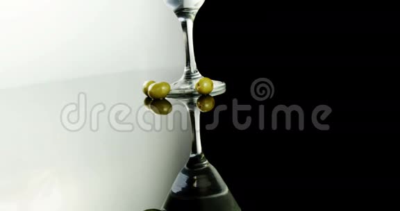 三颗橄榄在鸡尾酒杯旁边视频的预览图