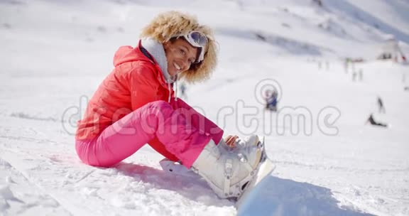 滑雪者穿上她的滑雪板视频的预览图