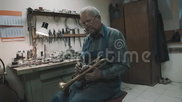 眼镜大师用铜管和乐器在车间工作视频的预览图