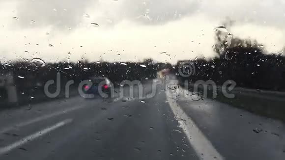 下雨的公路视频的预览图