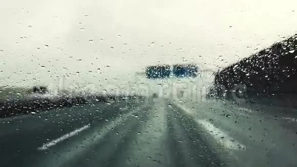 下雨的公路视频的预览图