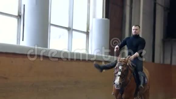一个人骑着诡计骑着马跑着一个人骑着一匹颠倒的马视频的预览图