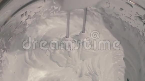 家庭糖果用棉花糖的质量敲打搅拌机特写奶油的高峰视频的预览图
