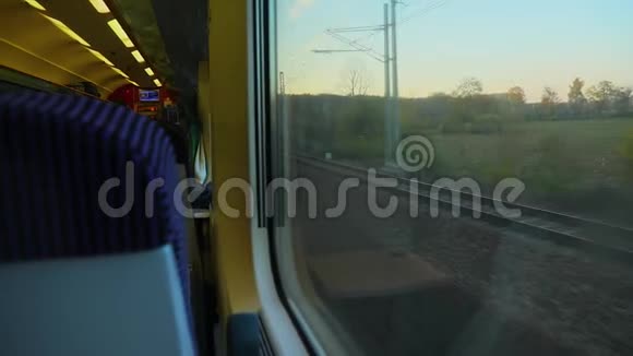 火车旅程日落光视频的预览图