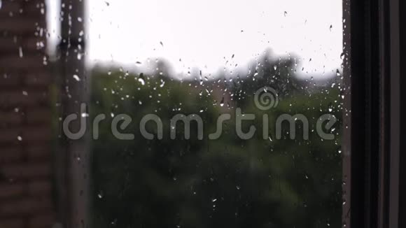 关上窗玻璃上的雨滴视频的预览图