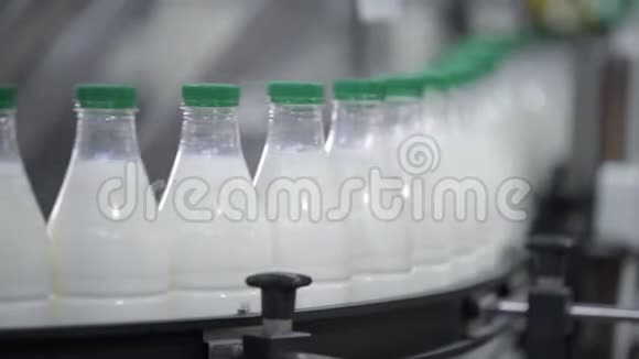 牛奶生产塑料瓶输送自动化生产线视频的预览图