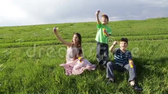 三个孩子在山上吹肥皂泡视频的预览图