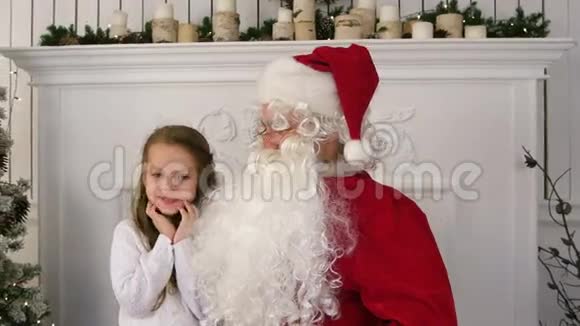 站在圣诞老人腿上想着她现在的样子的天真小女孩视频的预览图