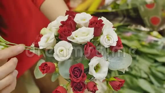 女孩收集一束玫瑰准备婚礼送给女人的礼物双手特写视频的预览图