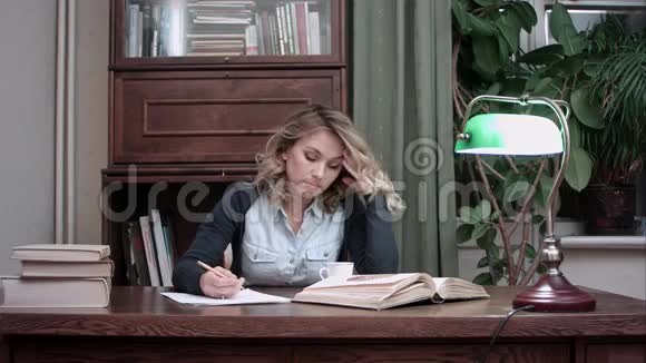 年轻女子坐在办公桌前厌倦了工作双手捧着头视频的预览图