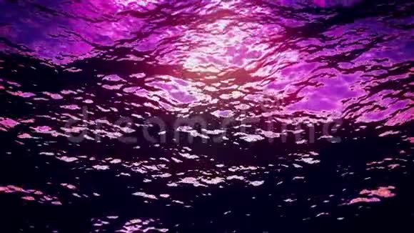 黄昏时带紫太阳的水下游泳池视频的预览图