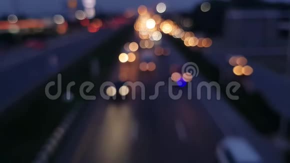 把车上的夜间交通灯放了视频的预览图