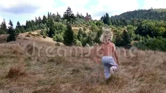 小男孩在干草堆上奔跑视频的预览图