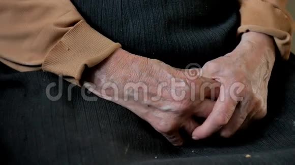 老年女性手有皱纹皮肤视频的预览图