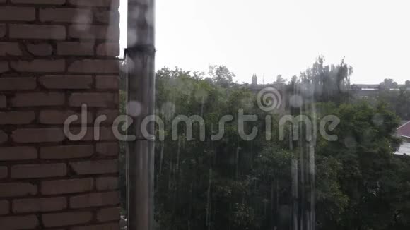 雨点落在窗玻璃上视频的预览图